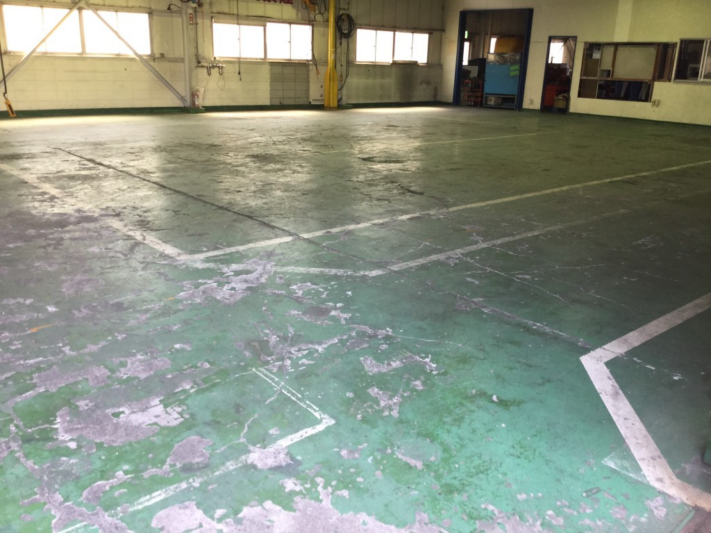 塗装の剥がれた工場床