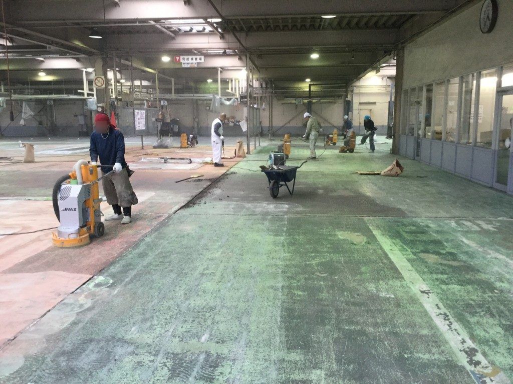 工場床の研削作業