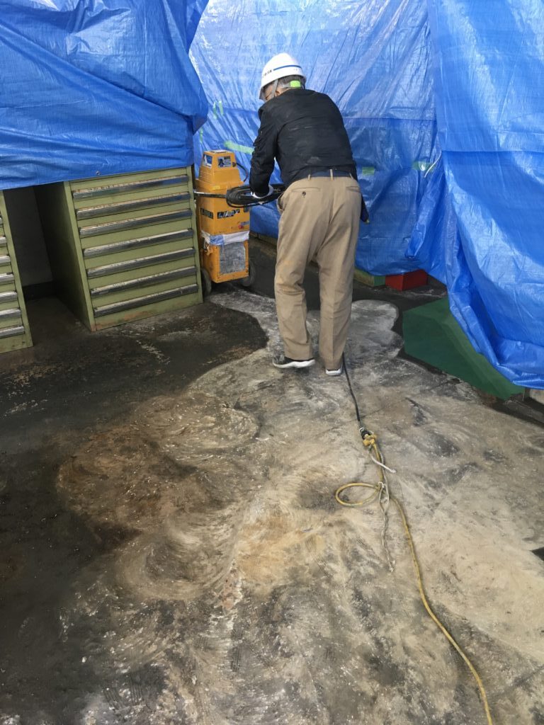 床の研削作業